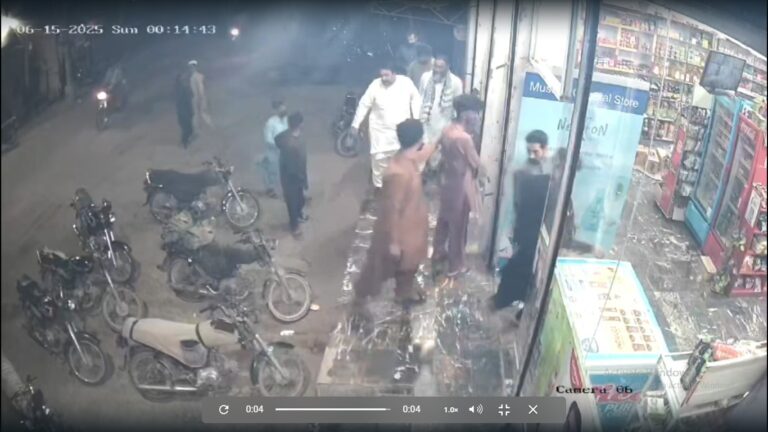 10 سے زائد مسلح ڈاکو گاہکوں سمیت 25 افراد کا مال لوٹ کر لئے گئے