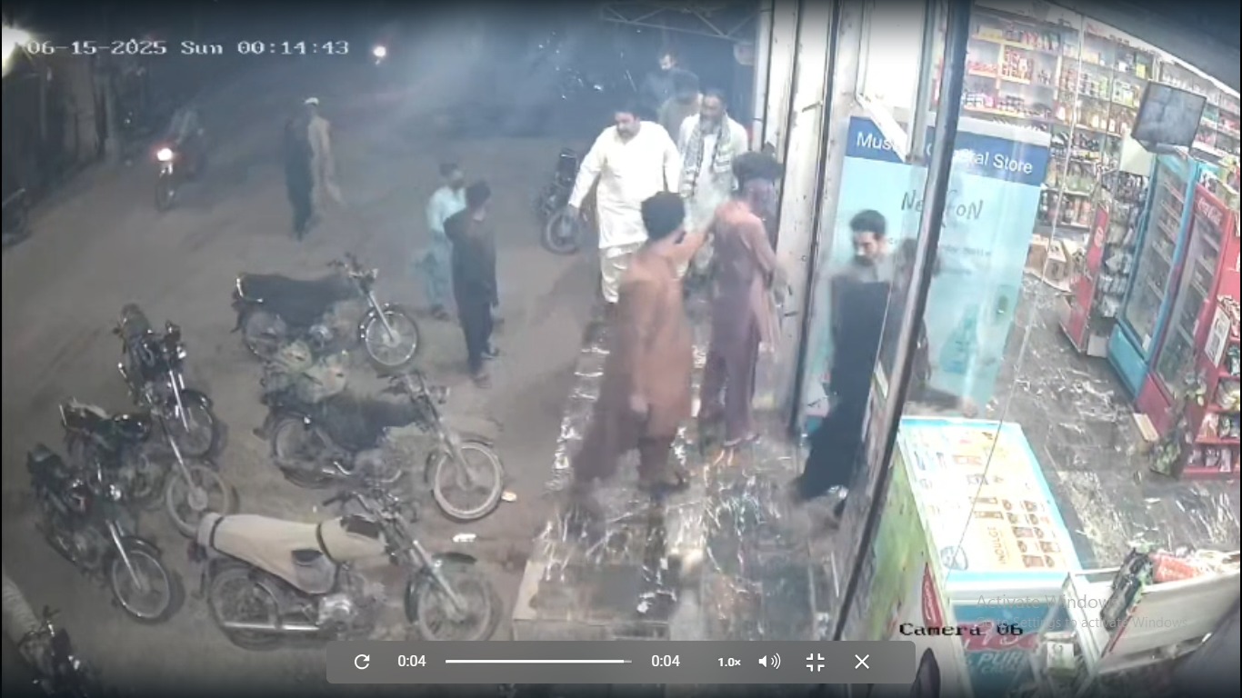 10 سے زائد مسلح ڈاکو گاہکوں سمیت 25 افراد کا مال لوٹ کر لئے گئے 1 WhatsApp Image 2026 09 01 at 2.28.11 PM